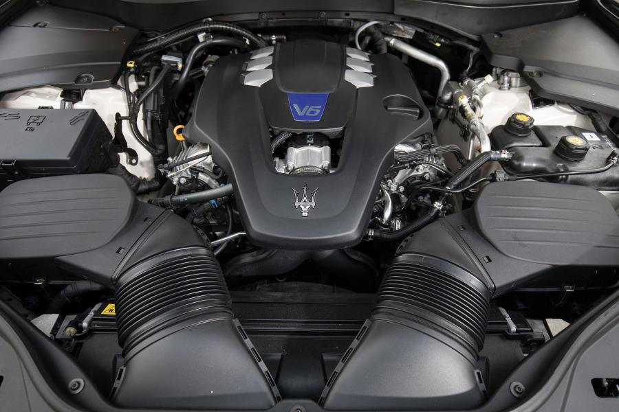 Моторный отсек Maserati Levante S Q4 GranSport 2017 года  (UK) (фото 4 из 8)